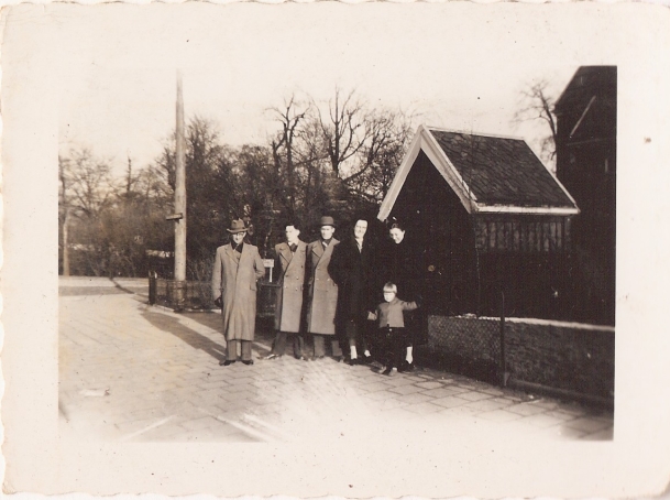 Dijkgraaf, familie in jassen 1955