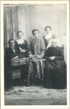 Bastiaan Smouter en Neeltje Klootwijk en hun drie jongste kinderen; Neeltje, Bas en Cornelia.
